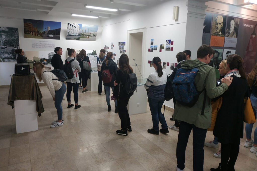 Гимназијалци у посети Архиву Војводине