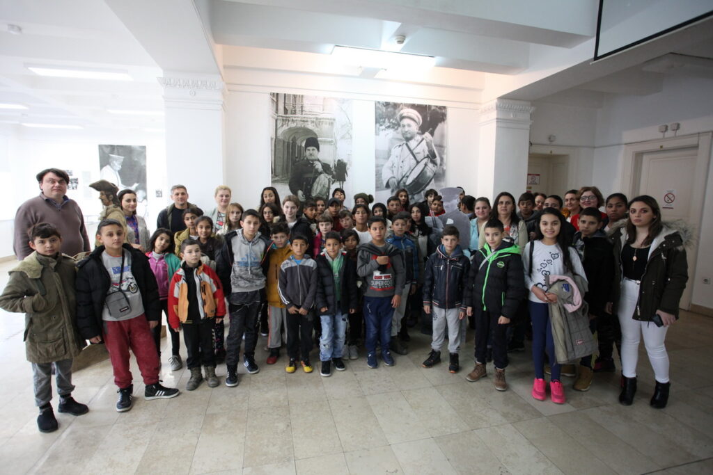 Деца из Удружења грађана „Чараин“ у Архиву Војводине